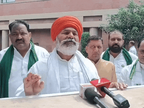 केंद्र सरकार vs किसान: राकेश टिकैत का बड़ा आरोप