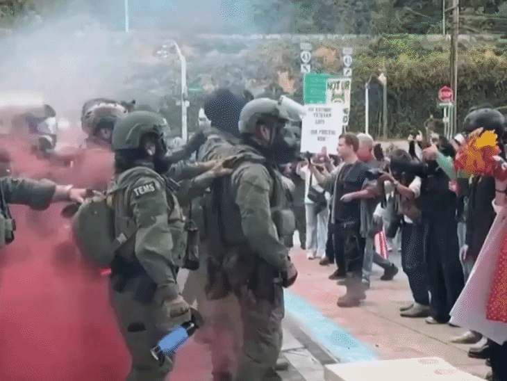 अमेरिका के शिकागो में नेशनल गार्ड्स और प्रदर्शनकारी भिड़े:1000 से ज्यादा गिरफ्तार; ट्रम्प सरकार का अवैध अप्रवासियों के खिलाफ ऑपरेशन जारी