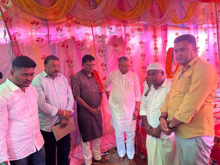 The MP visited Pratappur and participated in the Brahmabhoj program ...
