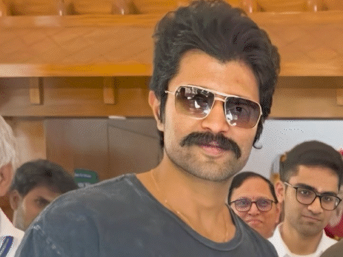 Vijay Deverakonda spotted wearing a ring amid engagement rumours | सगाई की खबरों के बीच अंगूठी पहने दिखे विजय देवरकोंडा: परिवार संग पहुंचे साईं बाबा के समाधि स्थल; फरवरी में रश्मिका से हो सकती है शादी