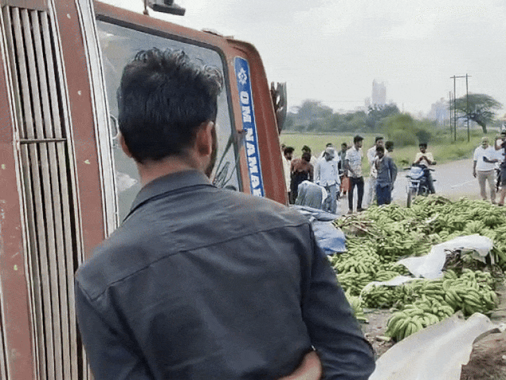 Truck overturns in Maihar, bananas scattered on NH 30