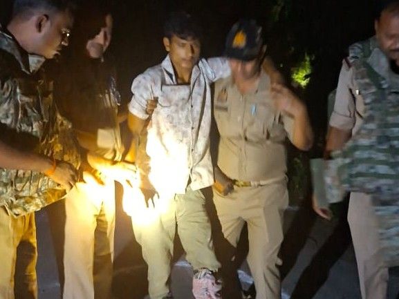 Police opened fire, chain snatcher injured in retaliatory firing