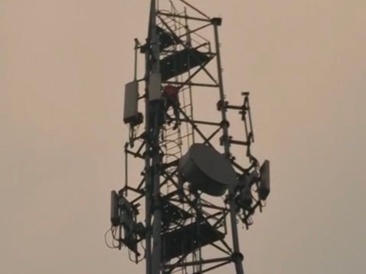 A young man, upset with his wife, climbed a tower in Mau.