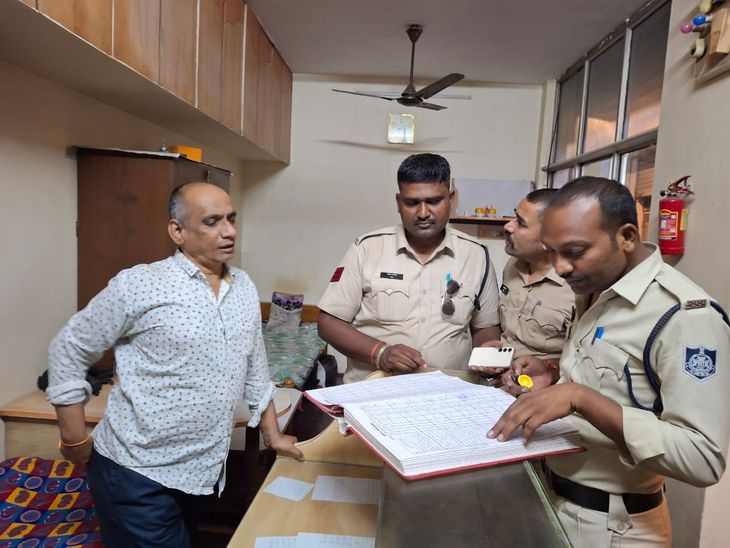 Continuous Foot Patrolling by Police in Burhanpur to Strengthen Security Continuous Foot Patrolling by Police in Burhanpur to Strengthen Security