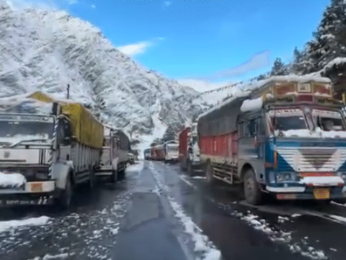 Himachal Pradesh Weather: Heavy Rain and Snowfall Trigger December-Like Chill; 200 Trucks Stranded in Lahaul-Spiti