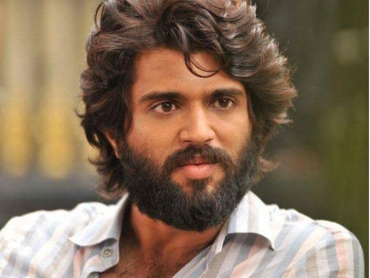 Vijay Deverakonda Car Accident: suffered a head injury in an accident, SAID- all is well | एक्सीडेंट से विजय देवरकोंडा के सिर में आई चोट: कार की हुई थी जोरदार टक्कर, कहा- कार को टक्कर लगी, चोट आई, लेकिन हम ठीक हैं