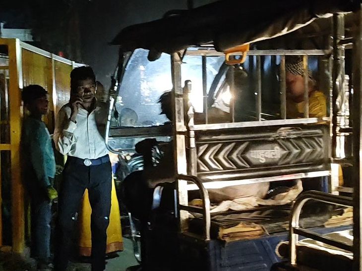Drunk e-rickshaw driver hits bike