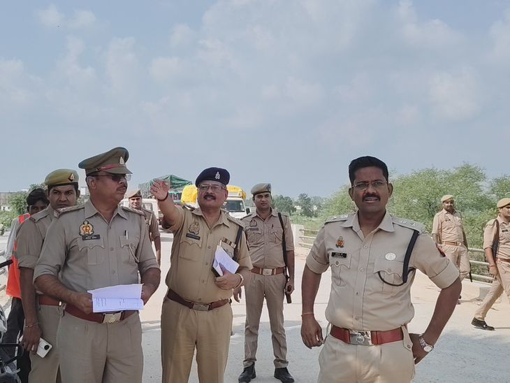 Superintendent of Police inspected idol pandals in Chiraiyakot | पुलिस ...