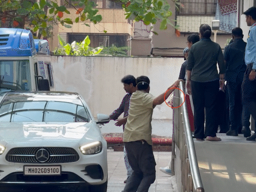 First glimpse of Arbaaz Khan’s daughter seen | अरबाज खान की बेटी की पहली झलक आई सामने: अपनी नन्हीं परी को सीने से लगाए नजर आए एक्टर, कैमरों से बचती दिखीं पत्नी शूरा खान