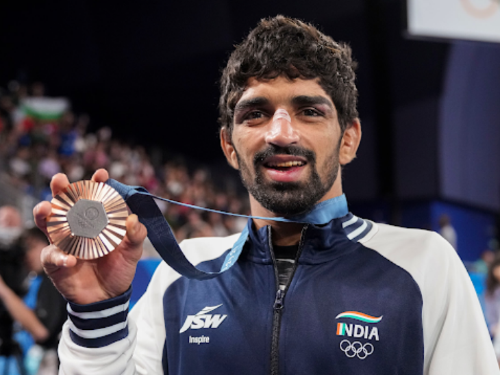 Aman Sehrawat WFI Ban Reason; Overweight | Wrestling Championships | रेसलर अमन सहरावत एक साल के लिए बैन: वर्ल्ड चैंपियनशिप में वजन ज्यादा निकला था; पेरिस ओलिंपिक में ब्रॉन्ज जीता था