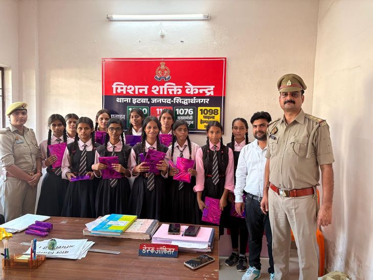 Girl students were honored at Itwa police station.