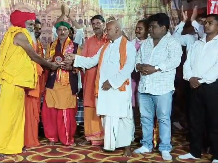 Crown worship of Ramlila in Gothi village of Prayagraj