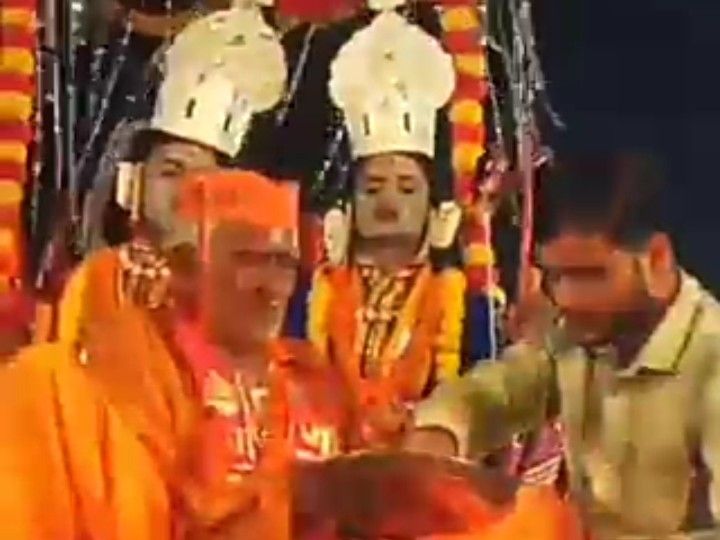 Shri Ram-Ravan procession started in Khajuha | खजुहा में निकली श्रीराम ...