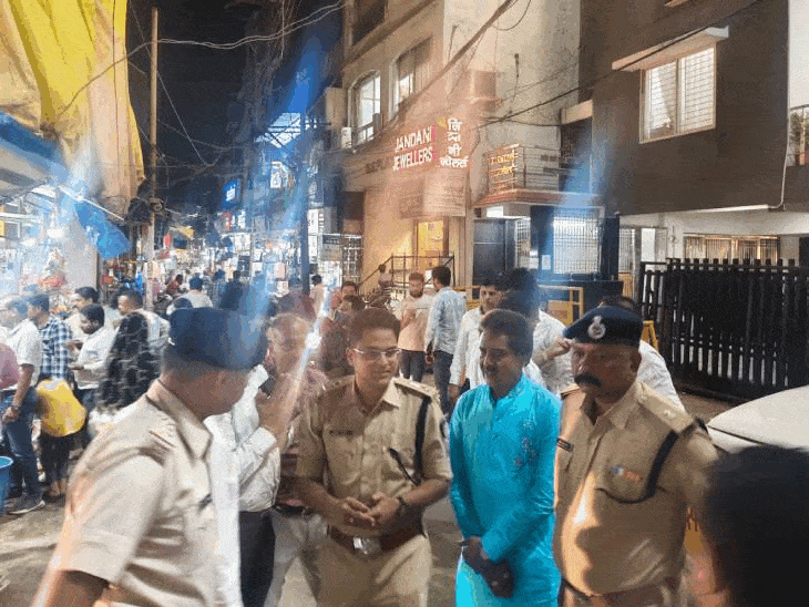 राजवाड़ा के व्यापारियों के साथ डीसीपी ने की मीटिंग:  व्यापारियों-कर्मचारियों की गाड़ियां पार्किंग में रखने को कहा, पुलिस करेगी कार्रवाई – Indore News