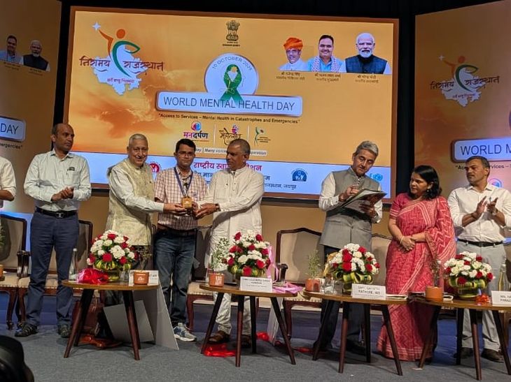 Dr. Premraj Meena awarded the first prize