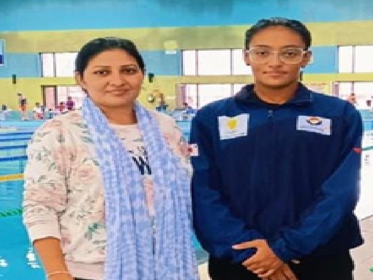 Rohtak Harshita won gold medal state level swimming competition Janak Raj Haryana | रोहतक की हर्षिता ने जीते 3 गोल्ड मेडल: अंबाला में हुई स्विमिंग प्रतियोगिता, राष्ट्रीय स्तरीय के लिए हुआ चयन – Rohtak News