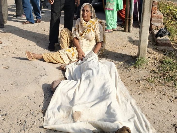 फाजिल्का में सड़क पर मिला युवक का शव:  रातभर दरवाजे पर बेटे की राह देखती रही मां, SHO बोले-अधिक शराब पीने से मौत – Fazilka News