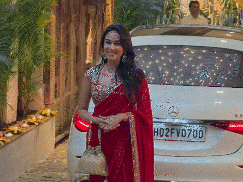 Karwa Chauth celebrations 2025 | अनिल कपूर के घर करवा चौथ का सेलिब्रेशन: शिल्पा शेट्टी पिंक लहंगे और मीरा कपूर रेड साड़ी में आईं नजर, रवीना टंडन का गॉर्जियस अंदाज