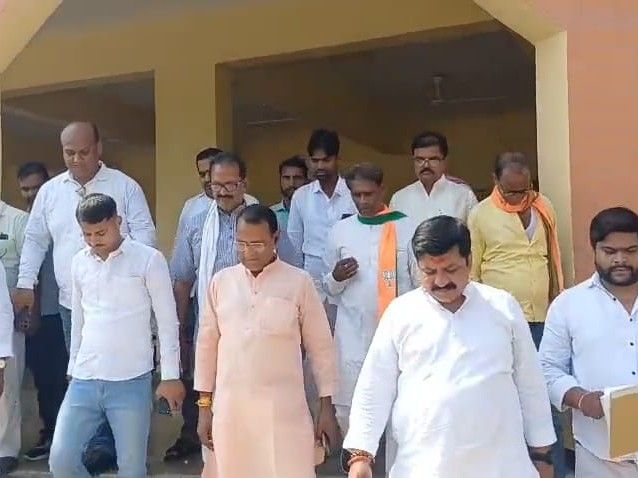 Rana Pratap Singh met the DM along with the farmers
