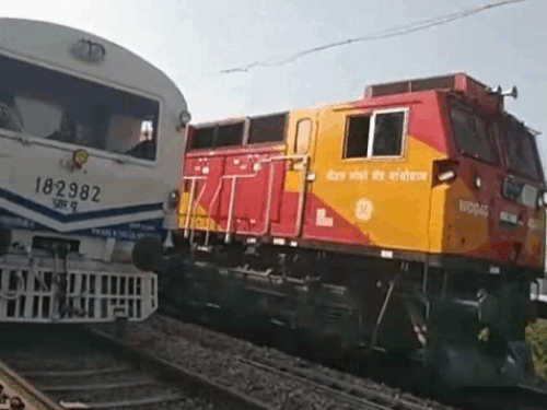 सोनीपत में रेलवे की 11 हजार वोल्टेज लाइन टूटी:दिल्ली-अंबाला अप और डाउन ट्रैक बाधित; 2 घंटे प्लेटफार्मों पर फंसे यात्री- INA NEWS