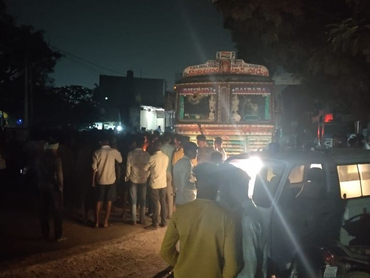 धमतरी में ट्रक से कुचलकर व्यक्ति की मौत:  कोलियरी चौक पर हादसे के बाद हंगामा, आक्रोशित ग्रामीणों ने किया चक्काजाम – Dhamtari News