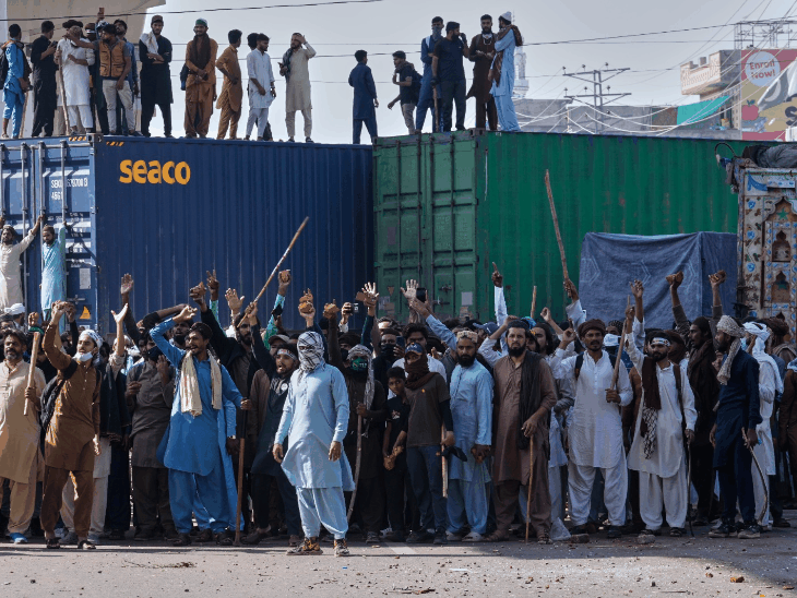 Pakistan Violence Update; Trump Gaza Peace Plan | Islamic Party | गाजा पीस प्लान के विरोध में पाकिस्तान में हिंसा: 2 लोगों की मौत, अमेरिकी दूतावास तक मार्च करने की कोशिश कर रहे थे