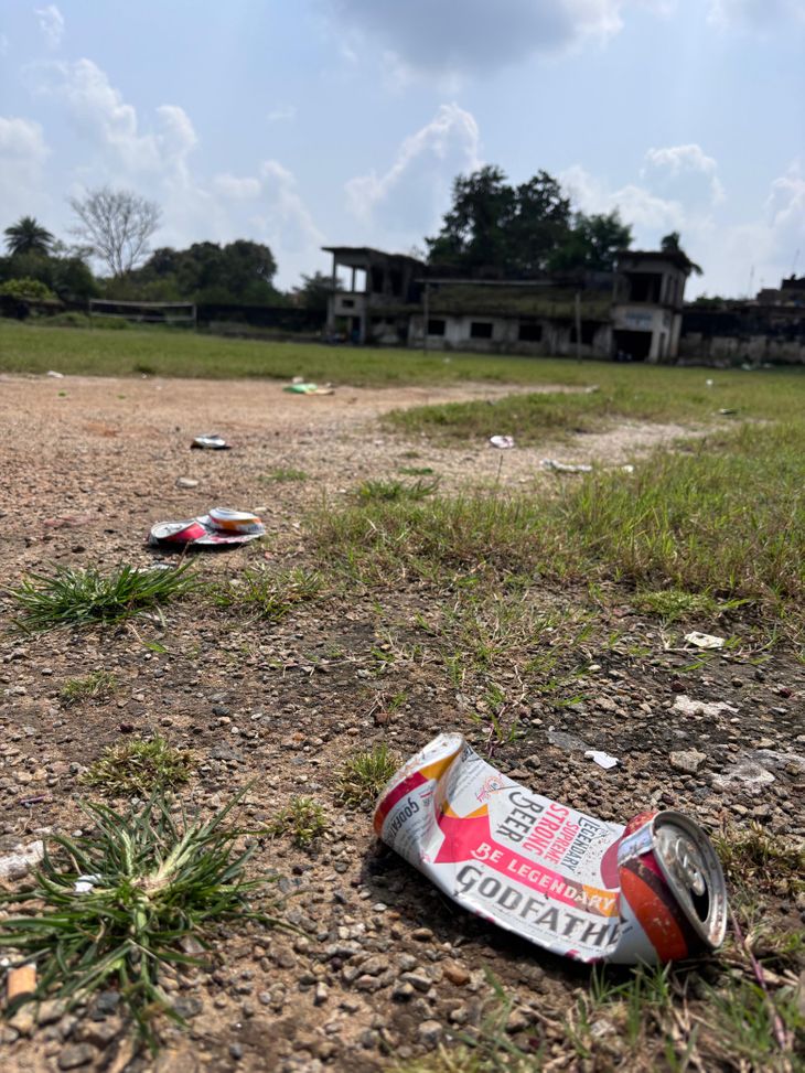 स्टेडियम का मुख्य भवन खंडहर में तब्दील, झाड़ियों से पटा मैदान – Lohardaga News