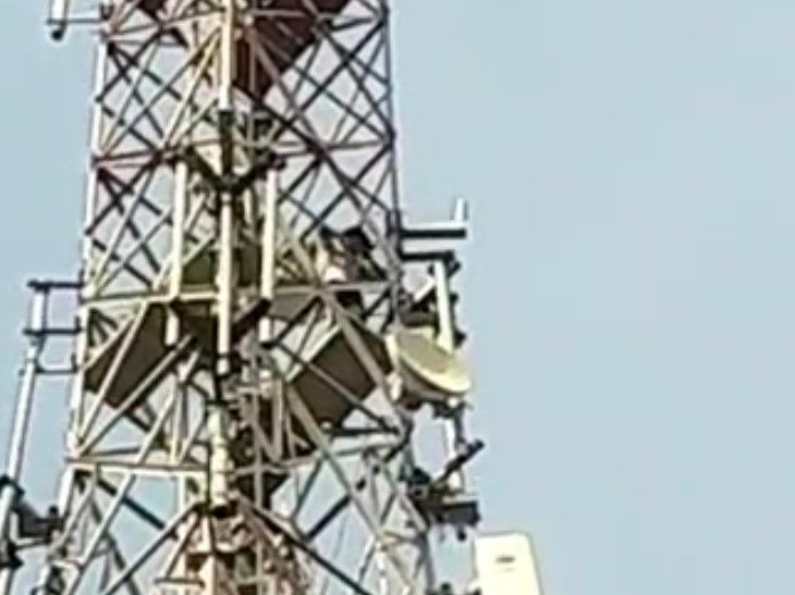 A young man climbed a tower and insisted on calling his girlfriend ...