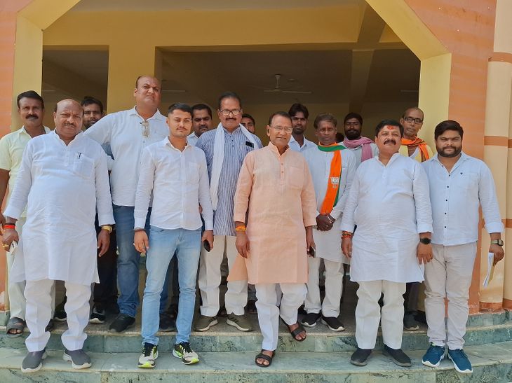 Former BJP district president Rana Singh handed over a memorandum to ...