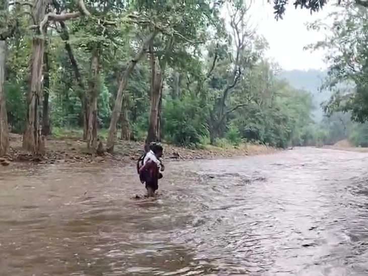 कवर्धा में बारिश से नदी का जलस्तर बढ़ा:  बड़ौदा खुर्द में पुल का अभाव, जान जोखिम में डालकर नदी पार कर रहे बच्चे और ग्रामीण – kabirdham News