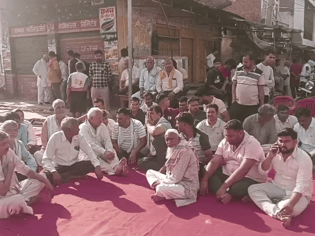 Traders of Halina town closed their shops and sat on strike/Bharatpur ...