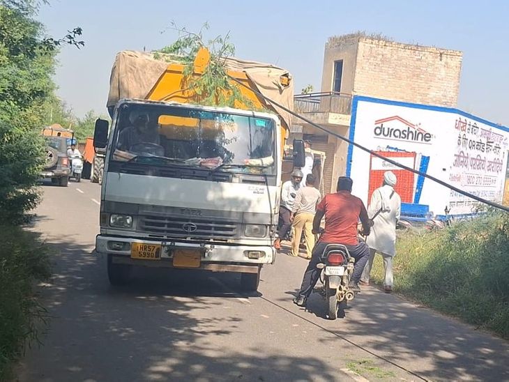 A broken power line fell on truck| Haryana News