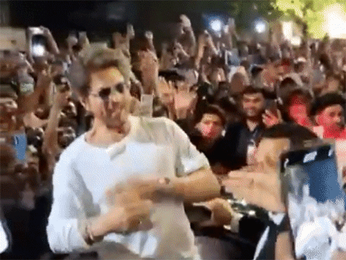 filmfare awards 2025 shah rukh khan abhishek bachchan | फिल्मफेयर अवॉर्ड्स 2025:: आधी रात को शाहरुख खान सड़क पर फैंस से मिले, अभिषेक बच्चन की परफॉर्मेंस के बाद जया बच्चन भावुक हुईं
