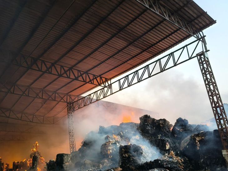 12 घंटों में बुझ पाई पेपर मिल में लगी आग:  सूरत की जेबी ग्राफ मिल में लगी थी आग, फायर की 5 टीमें लगाई गईं – Gujarat News