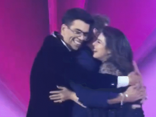 Shah Rukh, Kajol and Karan Johar hug at the Filmfare Awards | फिल्मफेयर अवॉर्ड्स में शाहरुख, काजोल और करण जौहर मिले गले: सम्मानित होने के बाद काजोल ने अपने 7वें फिल्मफेयर अवॉर्ड के लिए जताया अभार