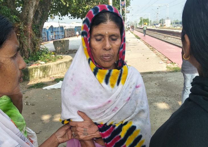 A woman passenger fell on the tracks and her life was saved due to the ...