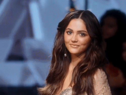 Saiyyara fame actress Anit Padda did ramp walk at lakme fashion week grand finale | सैयारा फेम एक्ट्रेस अनीत पड्डा ने की रैंपवॉक: लैकमे फैशन वीक के ग्रैंड फिनाले में दिखा ग्लैमरस लुक, चलने के स्टाइल पर ट्रोलर्स के निशाने पर आईं