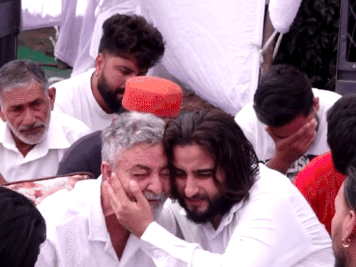 Punjabi singer Khan Saab’s father passes away | पंजाबी सिंगर की माता के बाद पिता का निधन: पत्नी की जुदाई का सदमा बर्दाश्त न कर सके; बाथरूम में नहाते वक्त हार्ट अटैक आया – Jalandhar News