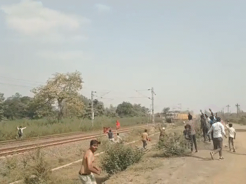 माइंस ब्लास्ट से टूटी रेलवे की केबल, मालगाड़ी से टकराई:  ट्रेन रोकने लोगों ने अपने लाल कपड़े उतारकर लहराए, गुजरात के गोधरा की घटना