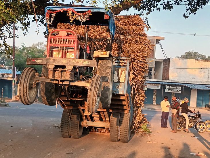 Sugarcane from an overloaded tractor trolley overturned at Jharekhapur ...