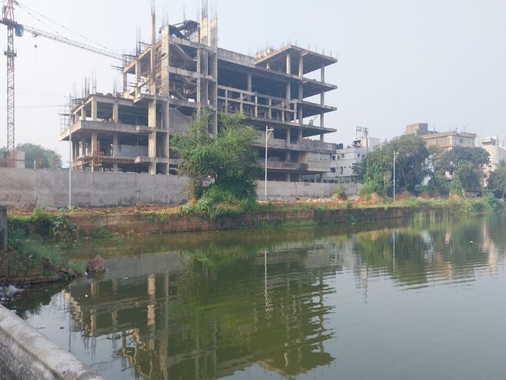 Illegal construction in Raipur's Karbala Talab area