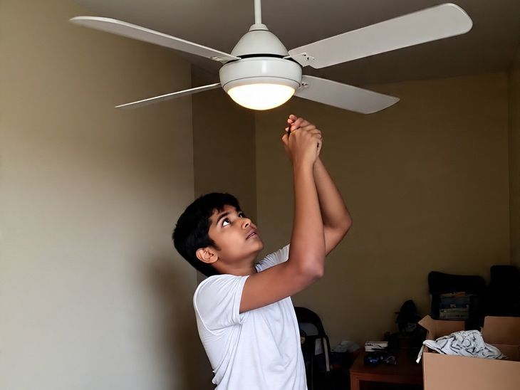 दिल्ली में 9वीं का स्टूडेंट फंदे से लटका मिला:पुलिस बोली- सुसाइड की एक्टिंग का वीडियो बनाते समय हादसा हुआ, पूरी घटना मोबाइल में रिकॉर्ड- INA NEWS