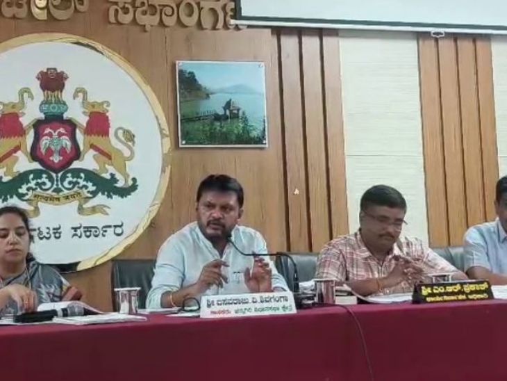 Karnataka Congress MLA says officials pretend to be pregnant | कर्नाटक कांग्रेस विधायक बोले- अधिकारी प्रेग्नेंसी का बहना बनाती हैं: मीटिंग में नहीं आतीं, पूछो तो कहती हैं डॉक्टर के पास जाना है, क्या उन्हें शर्म नहीं आती