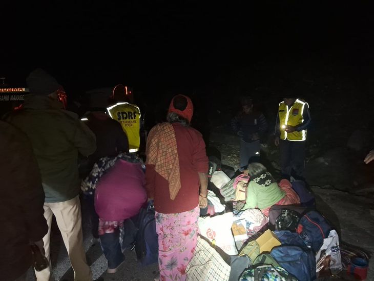 चमोली में श्रद्धालुओं से भरी बस के ब्रेक फेल:  गुजरात से बद्रीनाथ के दर्शन करने आए थे 21 लोग, पुलिस-SDRF ने किया रेस्क्यू – Chamoli News