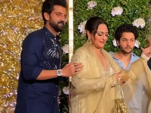 Zaheer Khan was seen teasing Sonakshi Sinha amid pregnancy rumours. | प्रेग्नेंसी रूमर्स के बीच सोनाक्षी सिन्हा को छेड़ते दिखे जहीर: पैपराजी के सामने पेट पर हाथ लगाकर चिढ़ाया, एक्ट्रेस ने भी मजेदार अंदाज में दिया जवाब