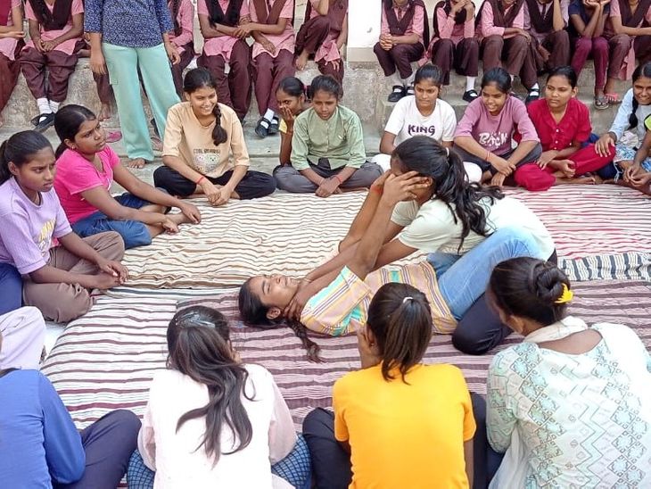 Self-defense training for teenage girls in Jaunpur