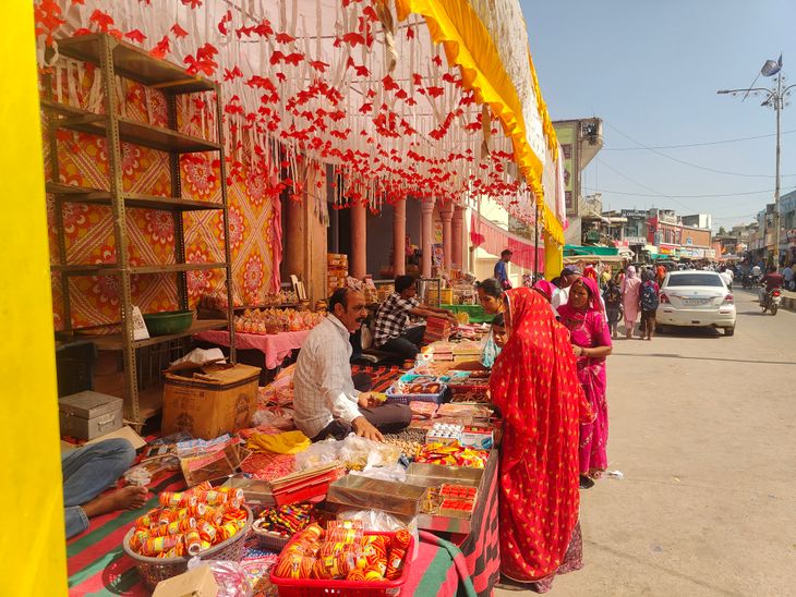 The market in Didwana is buzzing with the festival of lights. | डीडवाना ...