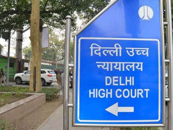 दिल्ली हाईकोर्ट: सुनवाई से पहले वकील का महिला से रोमांस:हाथ पकड़कर खींचा, KISS किया; वीडियो भी सामने आया- INA NEWS