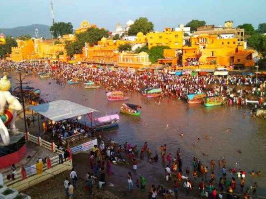 The gods came to meet Shri Ram in Chitrakoot.