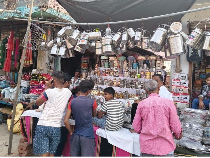 Markets in Kampil are crowded on Dhanteras